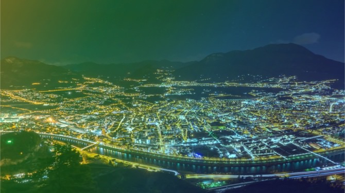 smart city illuminata di notte 