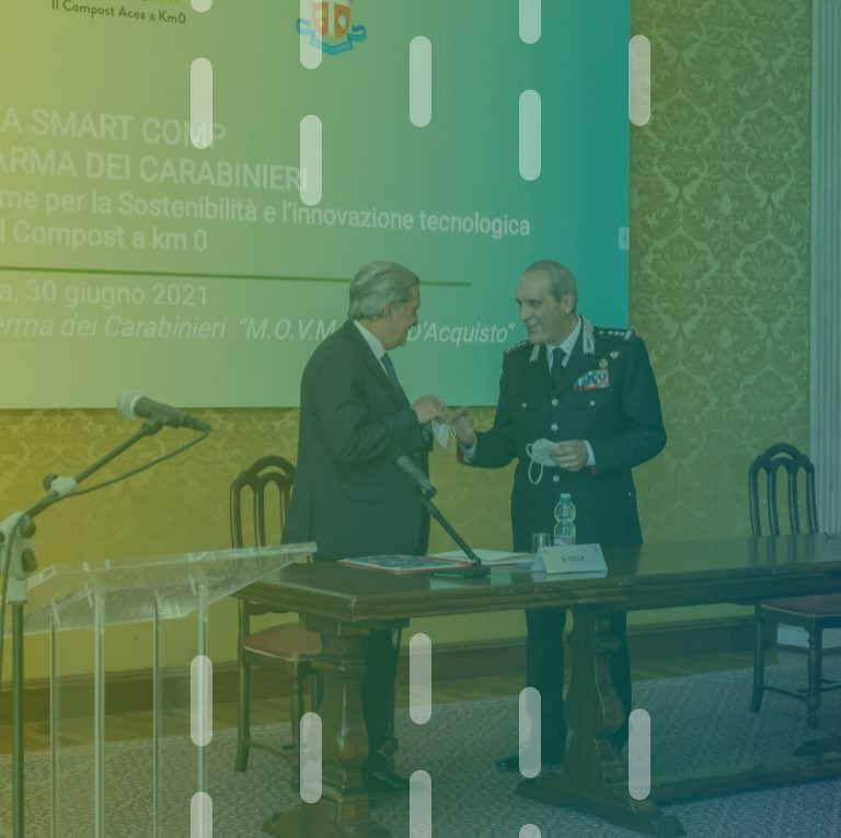firma protocollo attuativo tra Gaetano Maruccia e Giuseppe Gola per l'installazione della compostiera SmartComp