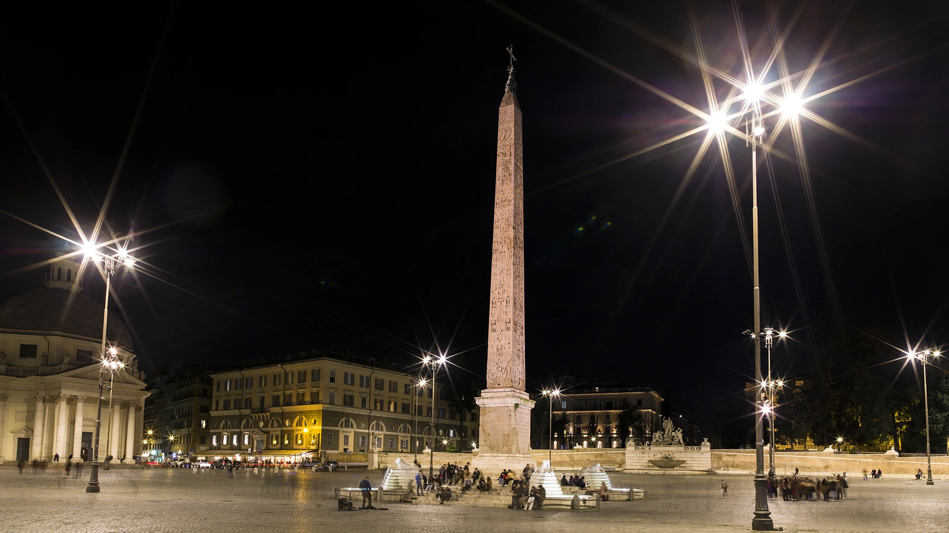 An image of Piazza del Popolo, featuring the lights involved in the Acea project “Ai nati oggi”