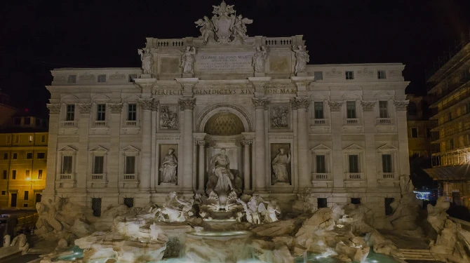 Vista notturna della Fonta di Trevi a Roma