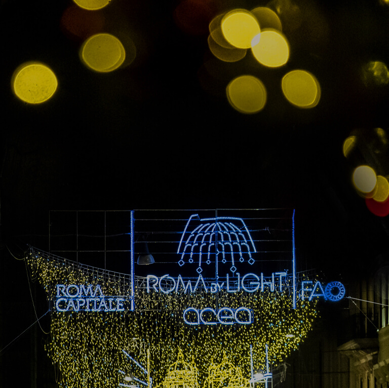 Immagine delle luminarie di via del corso realizzate per Roma by light Acea