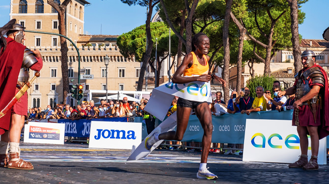 La vincitrice della maratona di Roma 2021