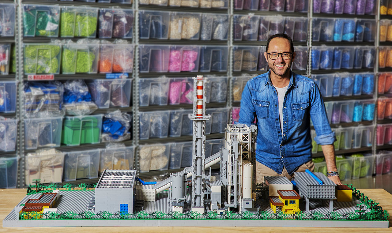 Il Lego artist Riccardo Zangelmi e l'impianto Acea realizzato con le costruzioni Lego